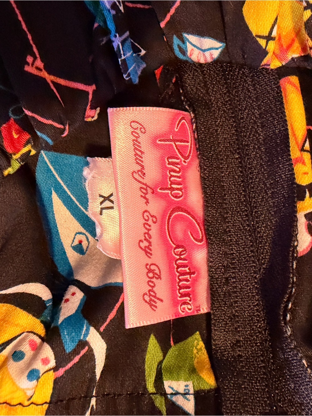 Pinup Couture black dress with pink label and Stephanie Buscema multicolor print - Picture 6 of 7
